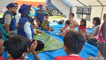 MAROKO133 Eksklusif kesehatan: Momen Relawan Dampingi Trauma Healing Anak Korban Bencana B