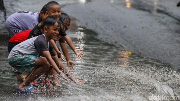 MAROKO133 Hot kesehatan: Mitos Vs Fakta Kalau Kehujanan Bisa Bikin Sakit? IDAI Bilang Gini