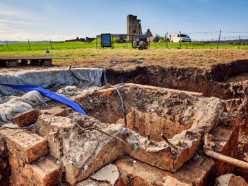 MAROKO133 Breaking ai: One of 1,500 Cold War bunkers found in UK castle, was built to moni